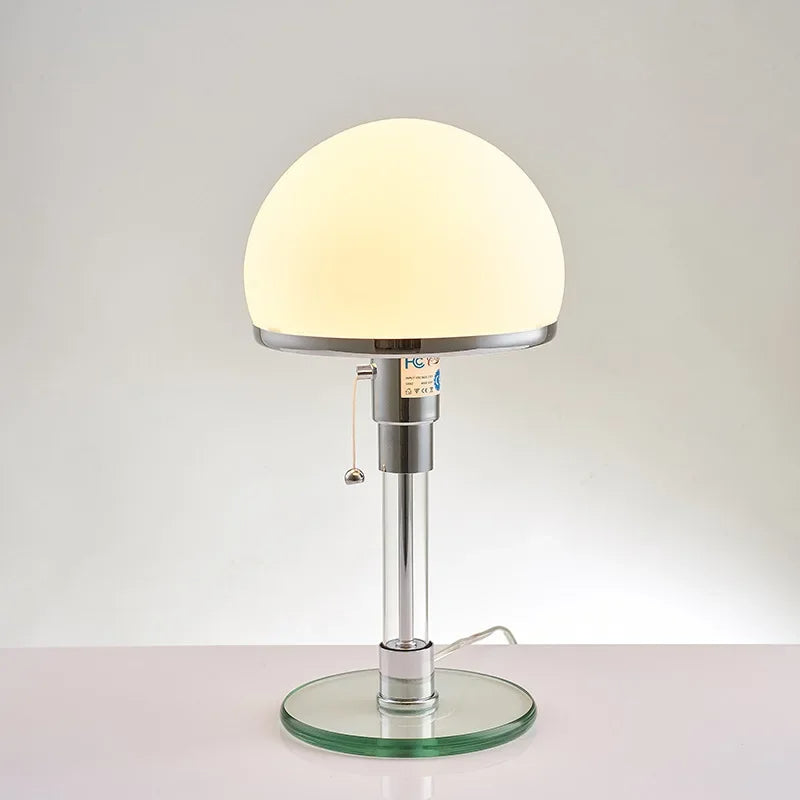 Bauhaus Tischlampe – Weiße Glasleuchte im Dänischen Nordic Design