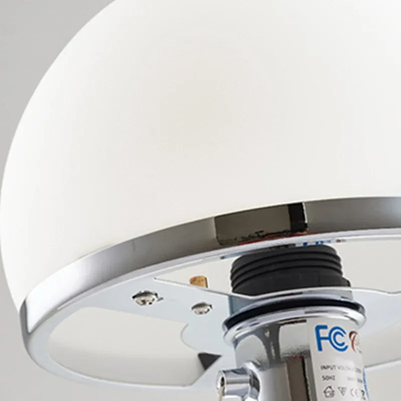 Bauhaus Tischlampe – Weiße Glasleuchte im Dänischen Nordic Design