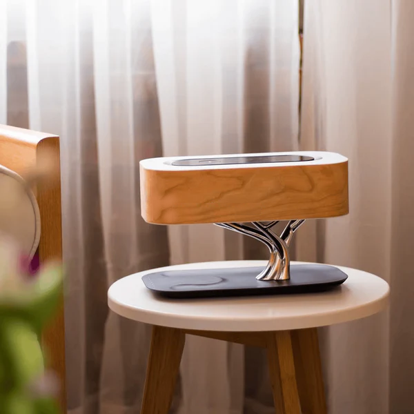 Holz-Tischlampe mit BT Lautsprecher, Wireless Charger & Schlafmodus