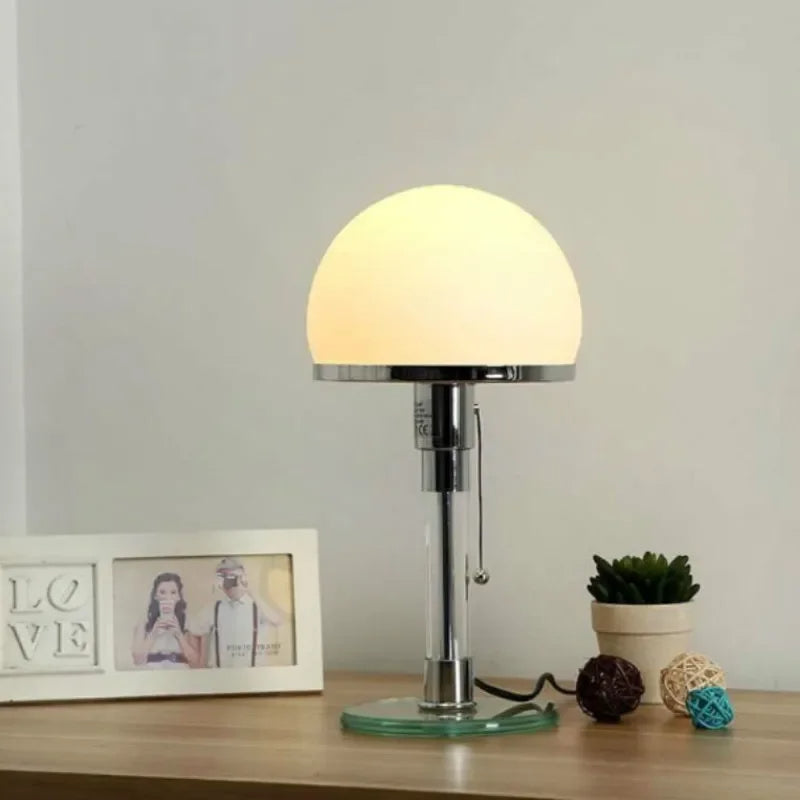 Bauhaus Tischlampe – Weiße Glasleuchte im Dänischen Nordic Design