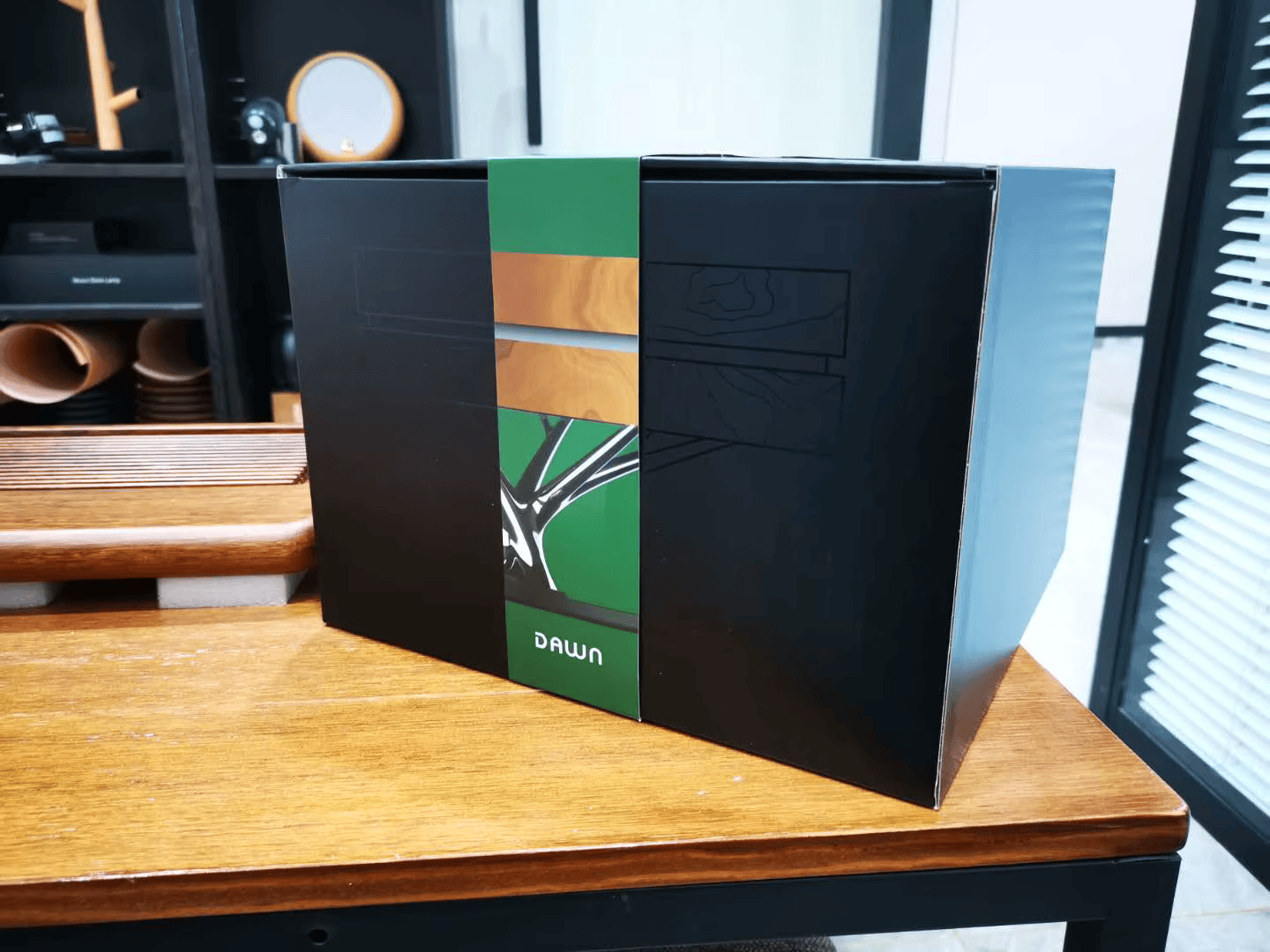 Runde Baum-Tischlampe – Wireless Charger, BT-Musik, Dimmer & Wecker